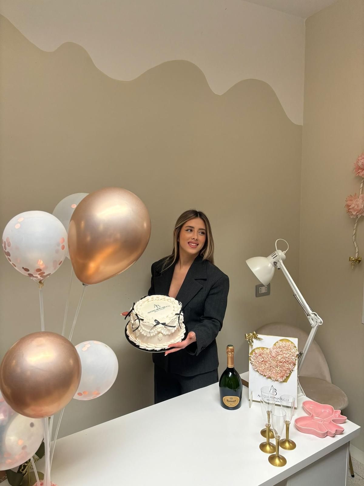 Dettagli dello studio Bernabucci Beauty con palloncini e torta brandizzata